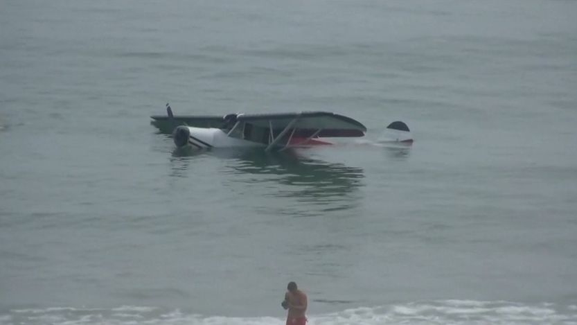 Video: Letadlo nouzově přistálo na pláži plné turistů